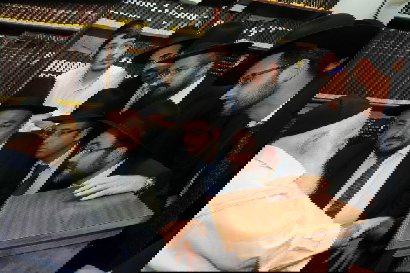 גלריה: אבוטבול הגיע לביקור בבתי גדולי ישראל