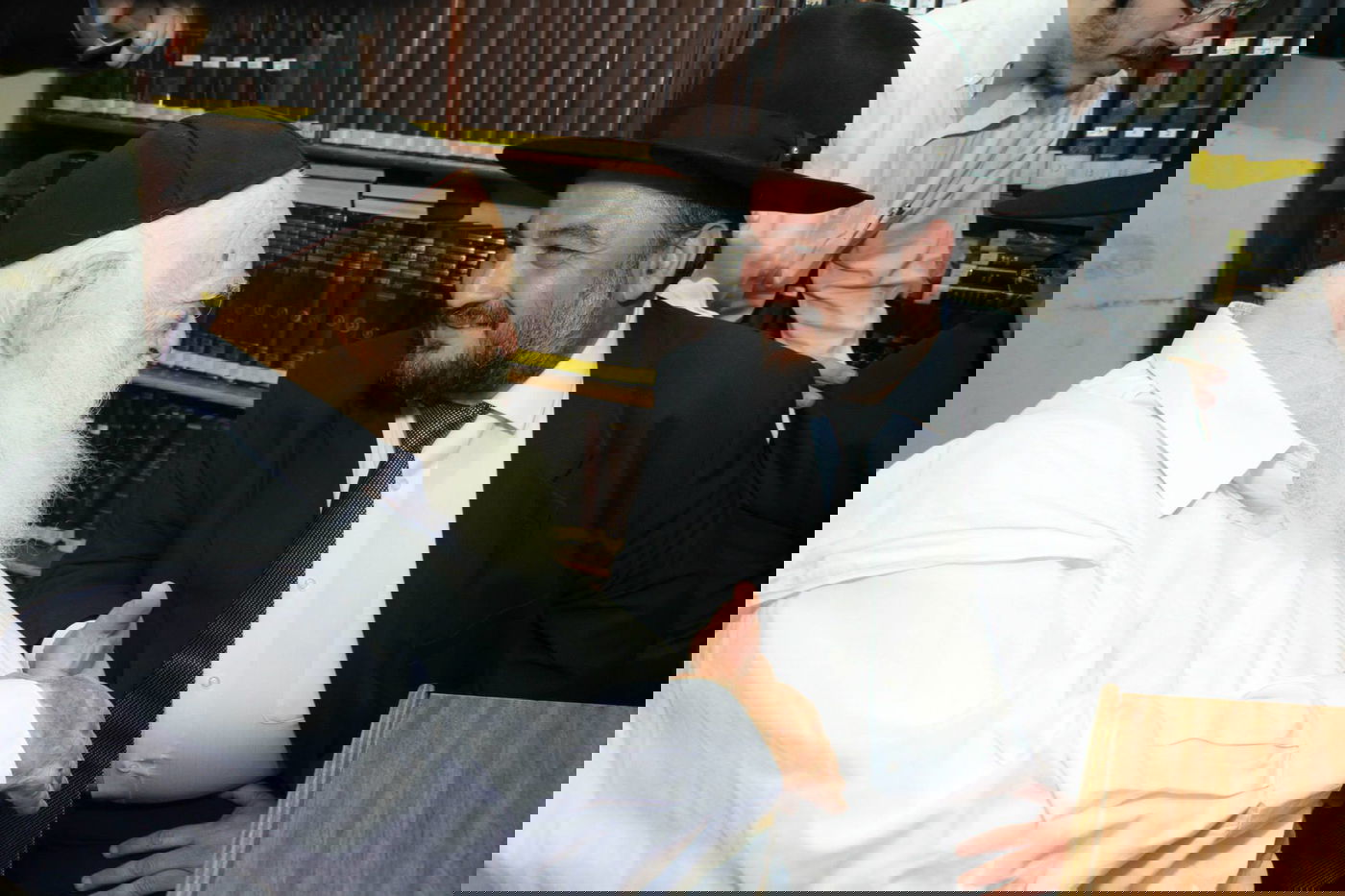 גלריה: אבוטבול הגיע לביקור בבתי גדולי ישראל