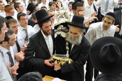 תיעוד: הכנסת ספר תורה בפוניבז'