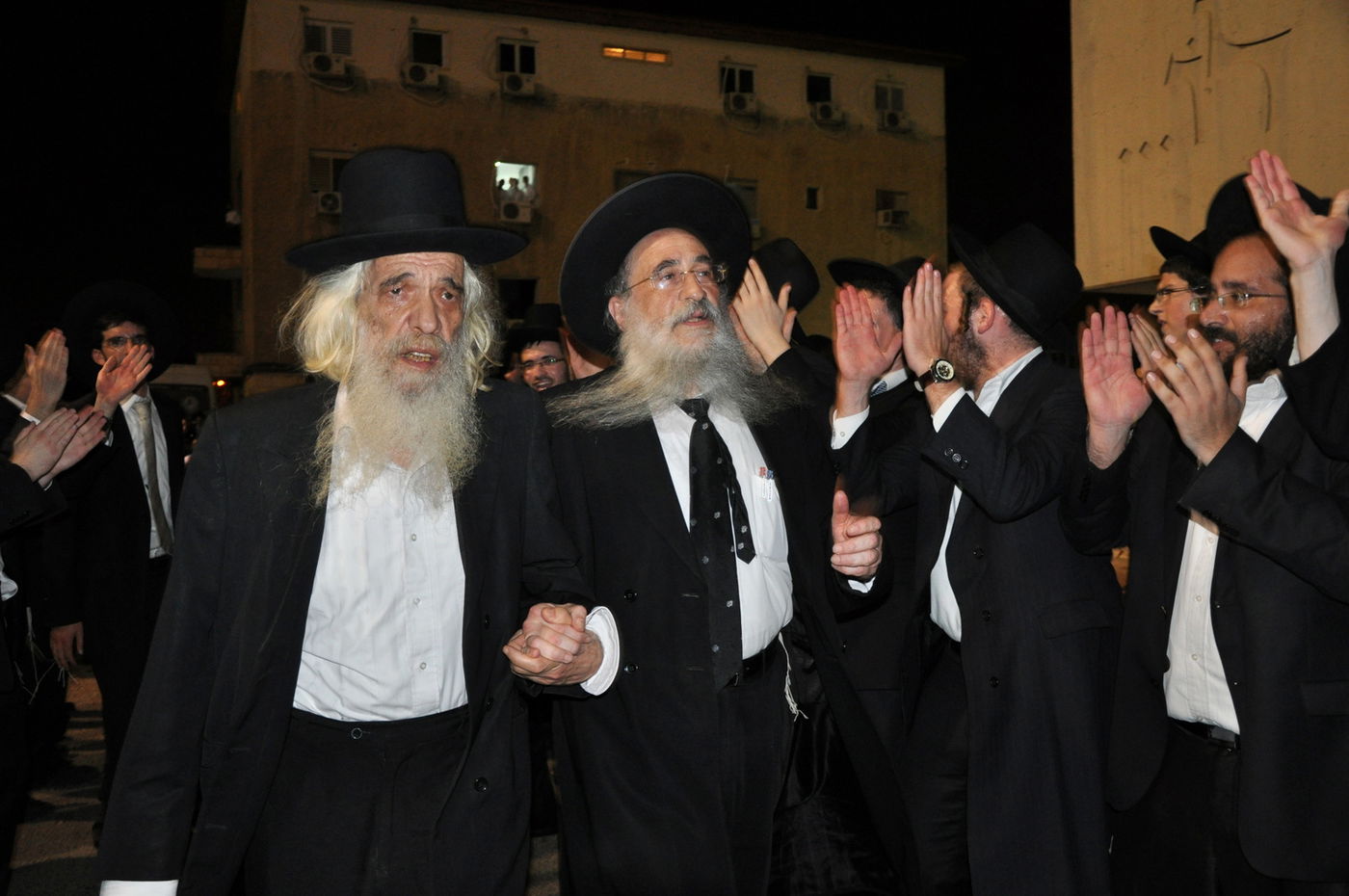 תיעוד: הכנסת ספר תורה בפוניבז'