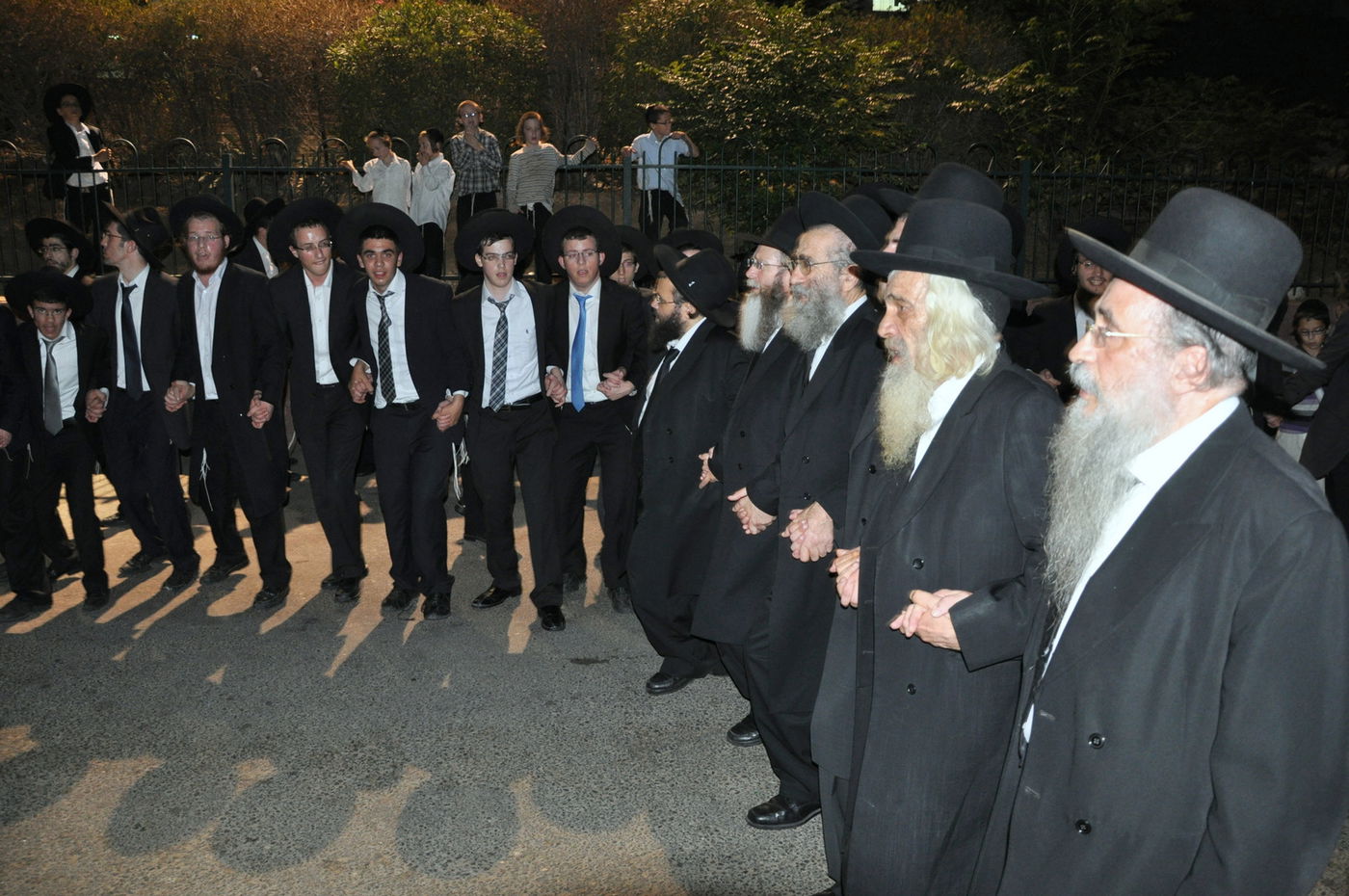 תיעוד: הכנסת ספר תורה בפוניבז'