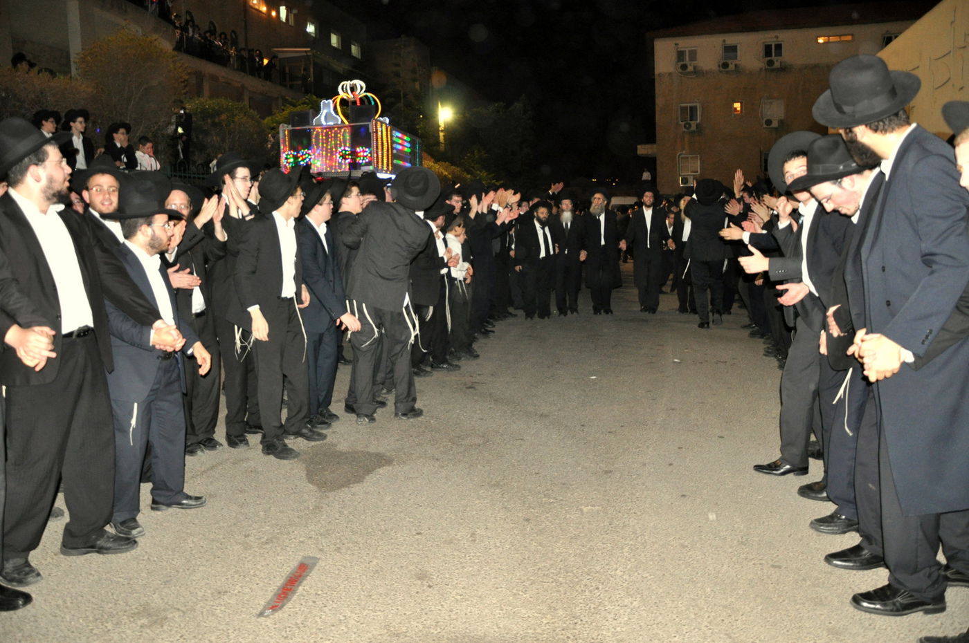 תיעוד: הכנסת ספר תורה בפוניבז'