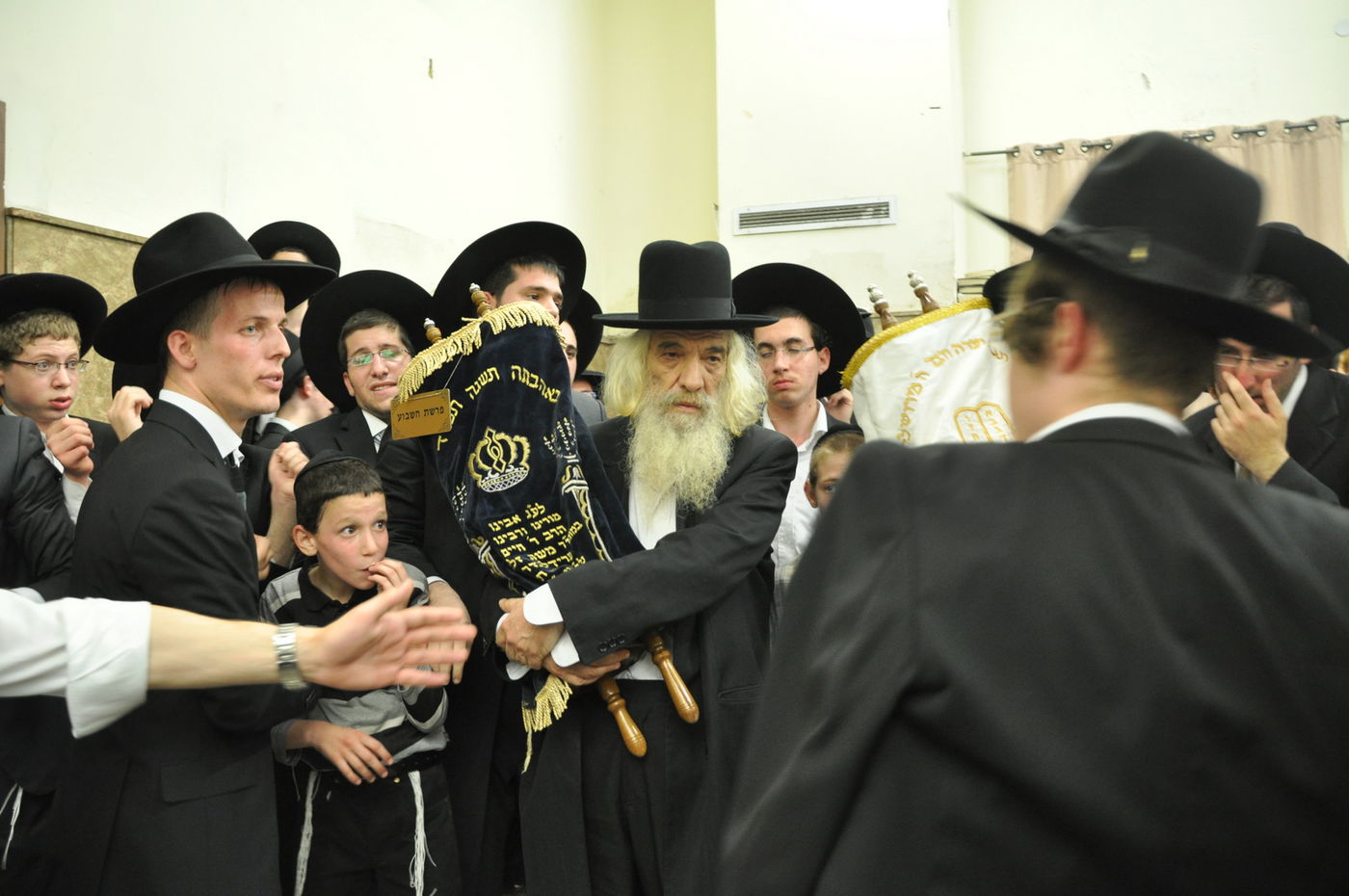 תיעוד: הכנסת ספר תורה בפוניבז'