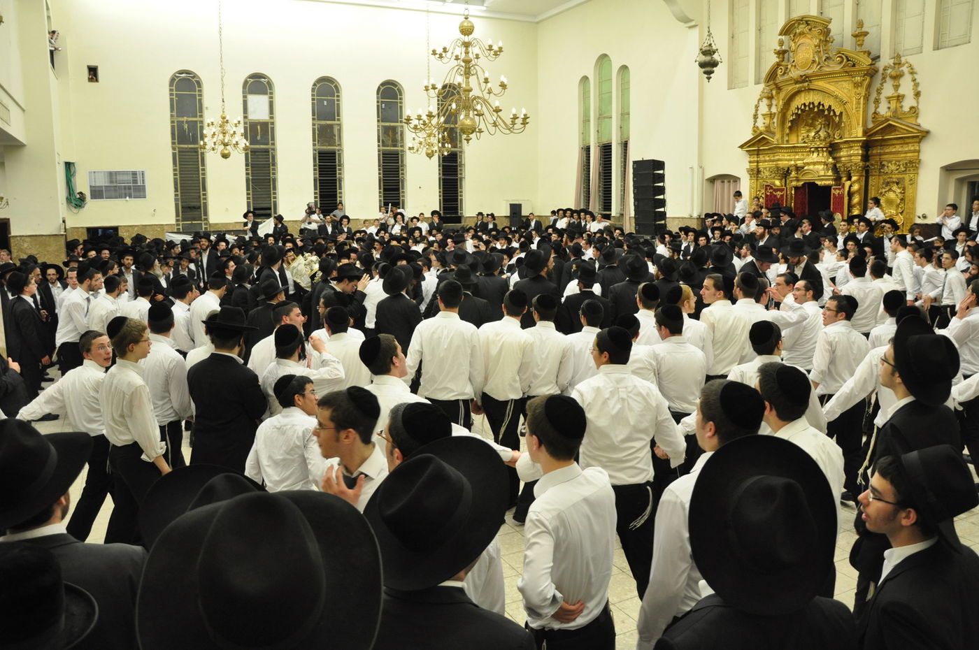 תיעוד: הכנסת ספר תורה בפוניבז'