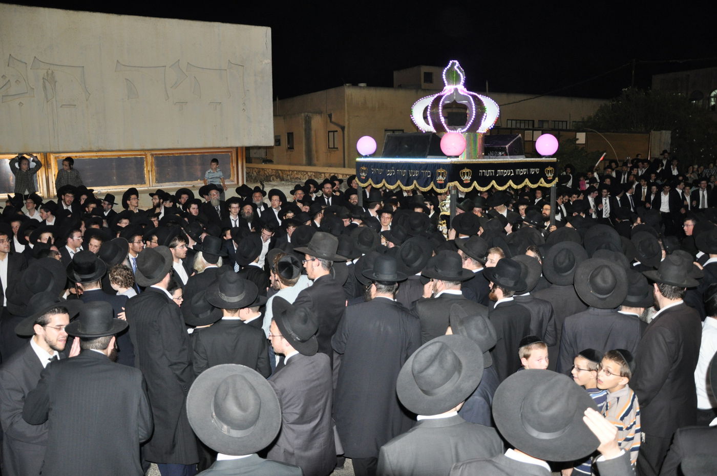 תיעוד: הכנסת ספר תורה בפוניבז'