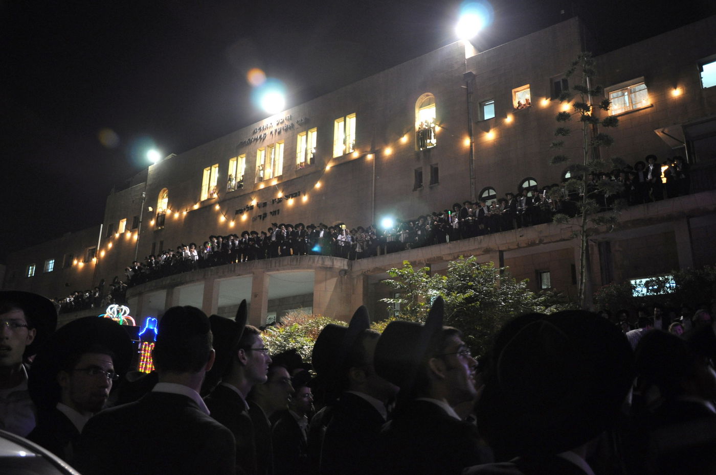 תיעוד: הכנסת ספר תורה בפוניבז'