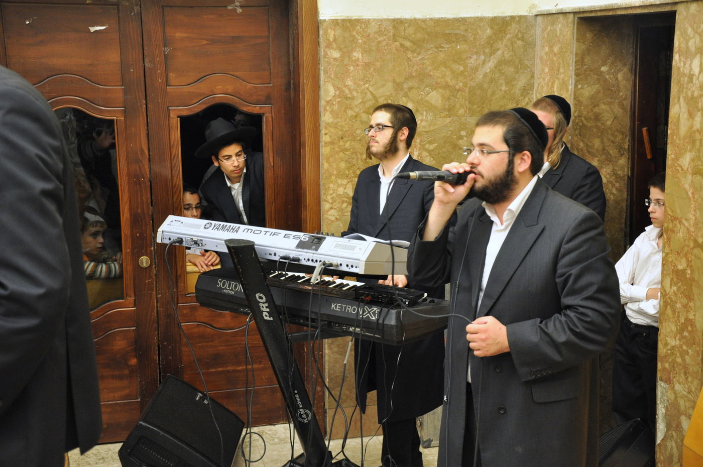 תיעוד: הכנסת ספר תורה בפוניבז'