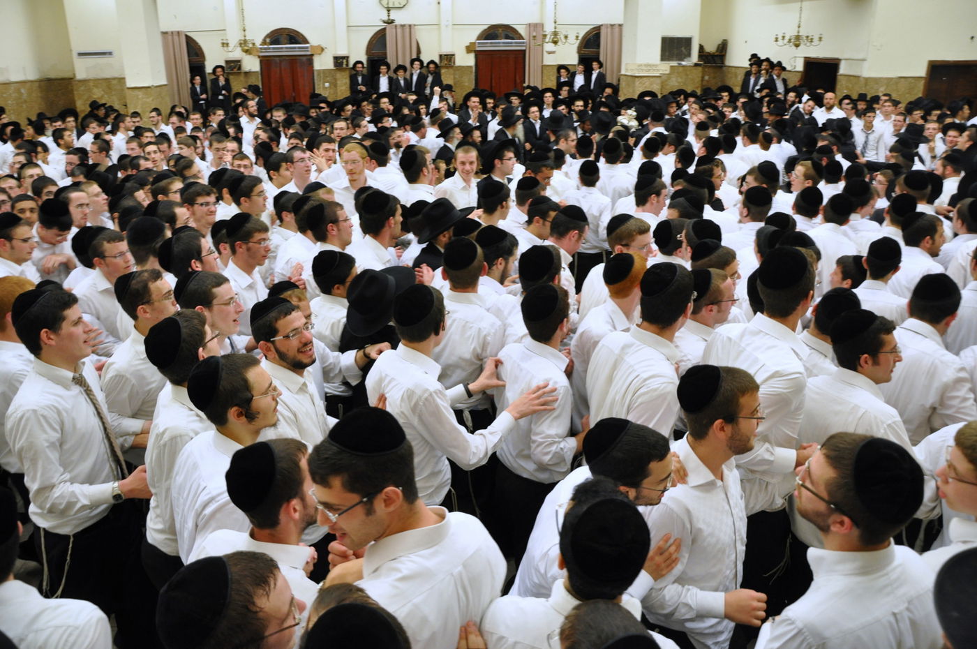 תיעוד: הכנסת ספר תורה בפוניבז'