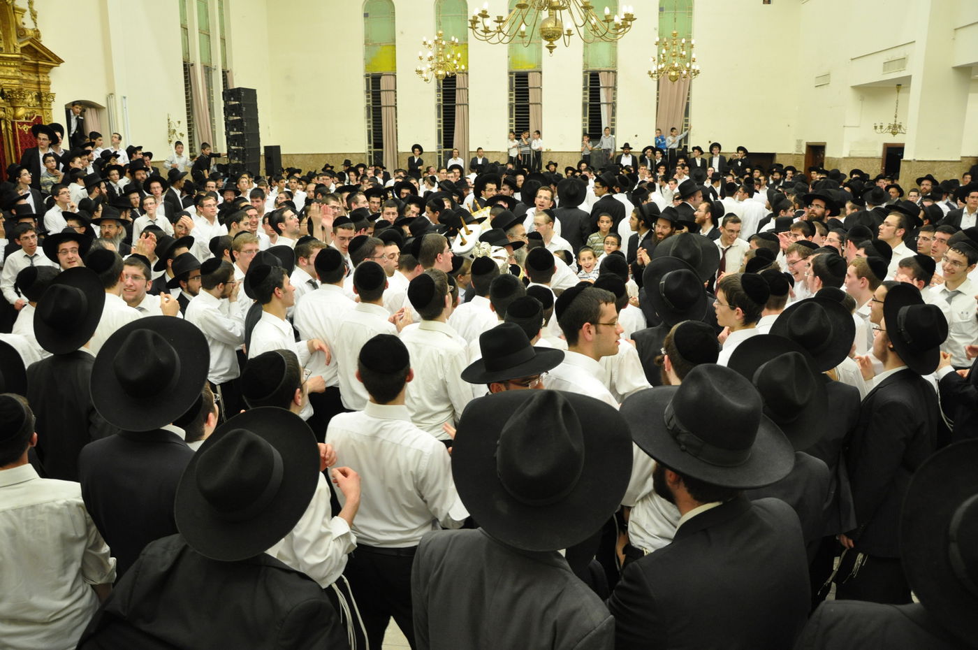 תיעוד: הכנסת ספר תורה בפוניבז'