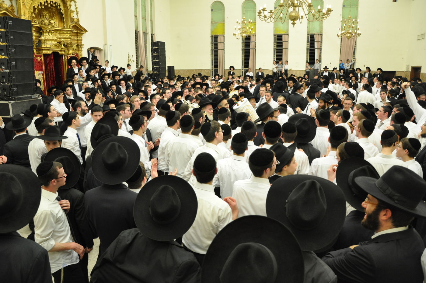 תיעוד: הכנסת ספר תורה בפוניבז'