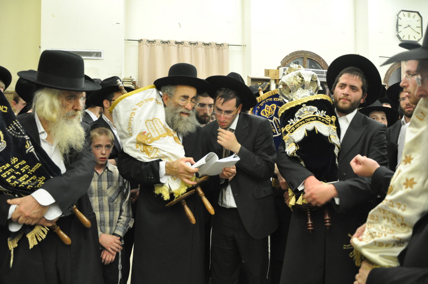 תיעוד: הכנסת ספר תורה בפוניבז'