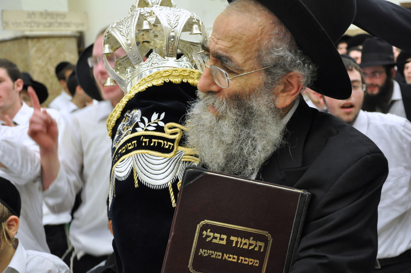 תיעוד: הכנסת ספר תורה בפוניבז'