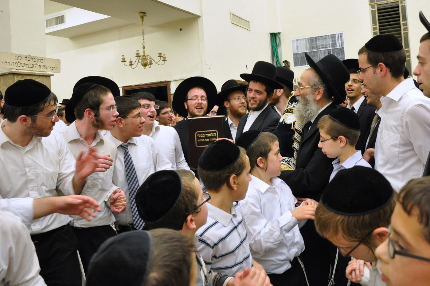 תיעוד: הכנסת ספר תורה בפוניבז'