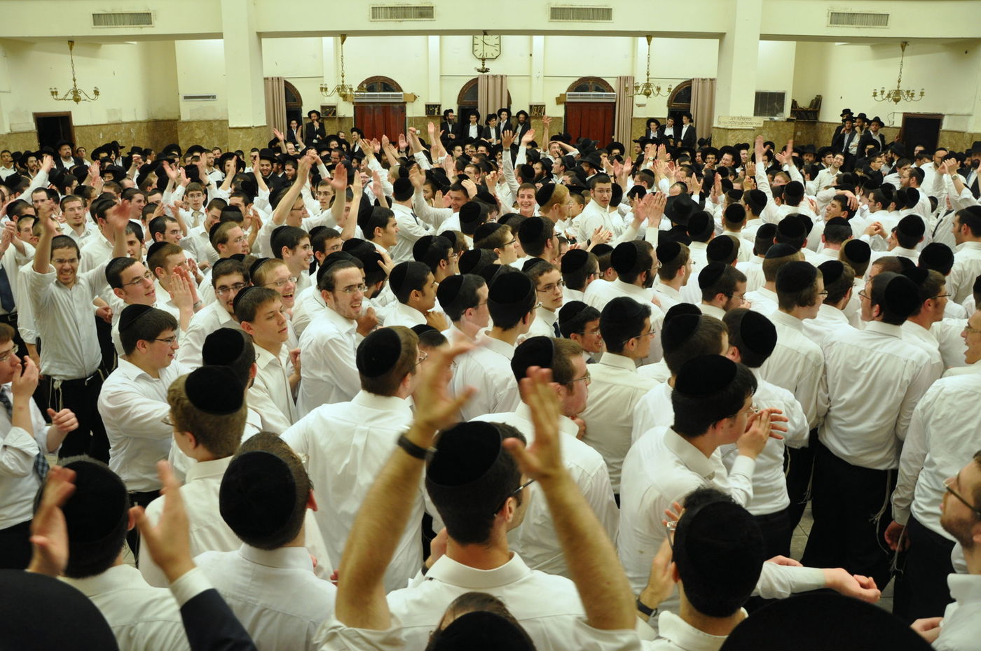 תיעוד: הכנסת ספר תורה בפוניבז'