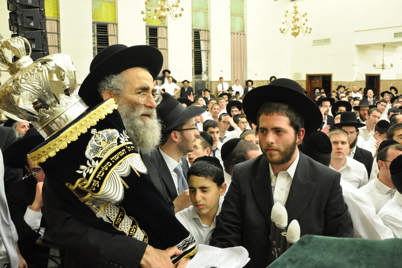 תיעוד: הכנסת ספר תורה בפוניבז'