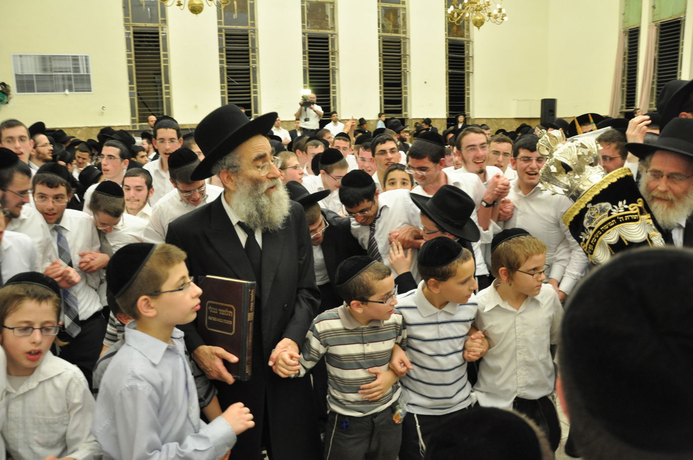 תיעוד: הכנסת ספר תורה בפוניבז'