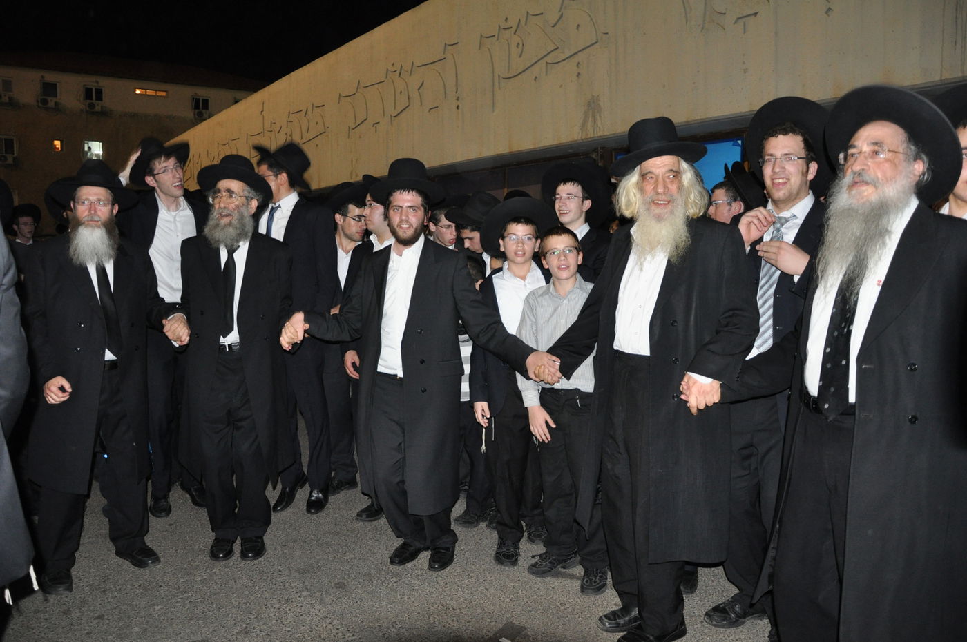 תיעוד: הכנסת ספר תורה בפוניבז'