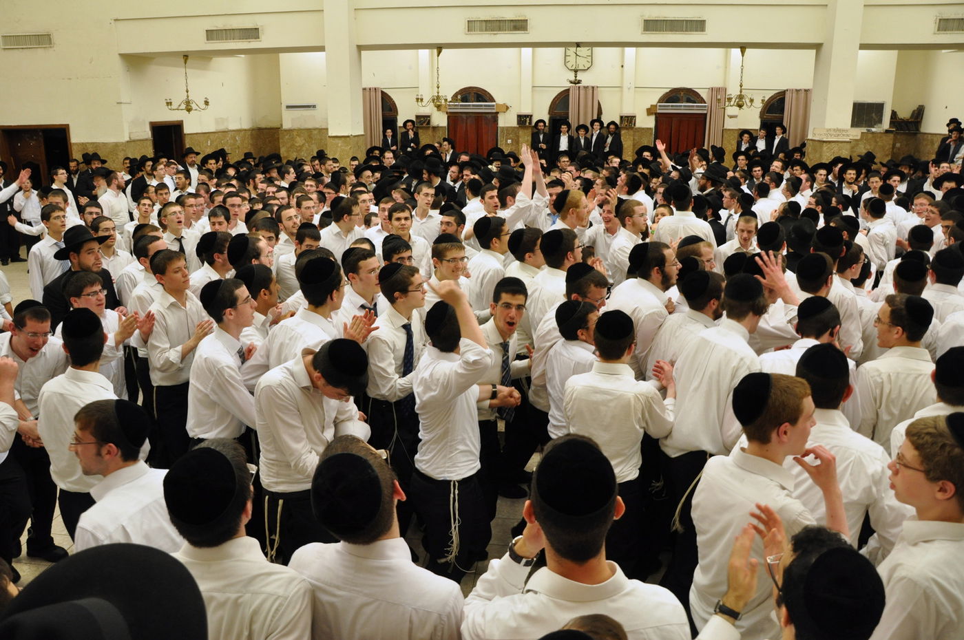 תיעוד: הכנסת ספר תורה בפוניבז'