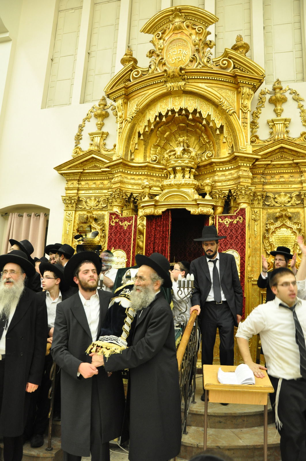 תיעוד: הכנסת ספר תורה בפוניבז'