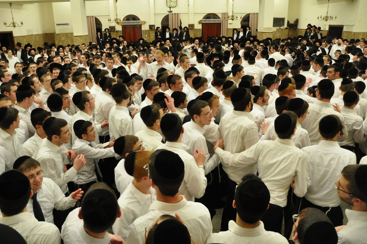 תיעוד: הכנסת ספר תורה בפוניבז'