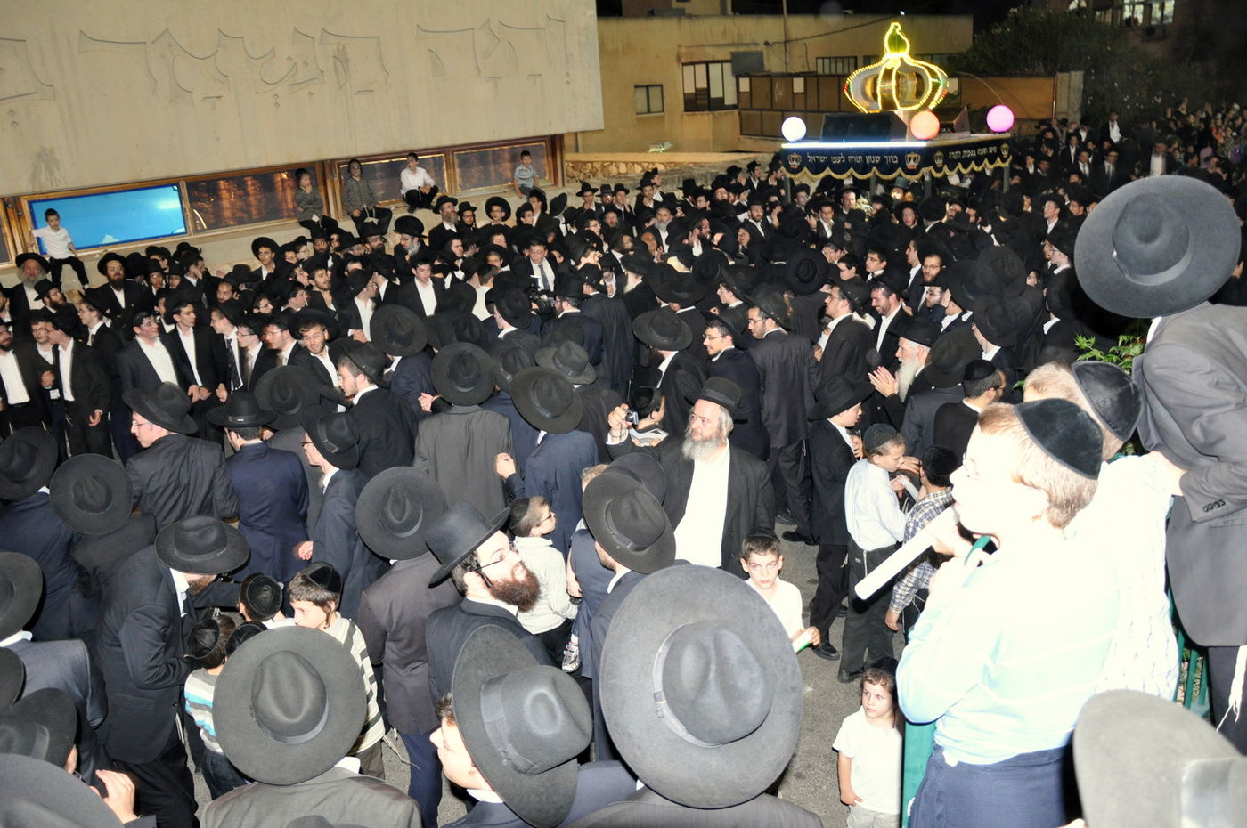 תיעוד: הכנסת ספר תורה בפוניבז'