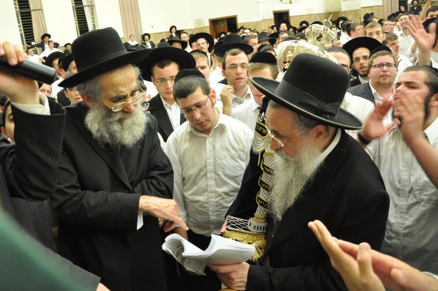 תיעוד: הכנסת ספר תורה בפוניבז'