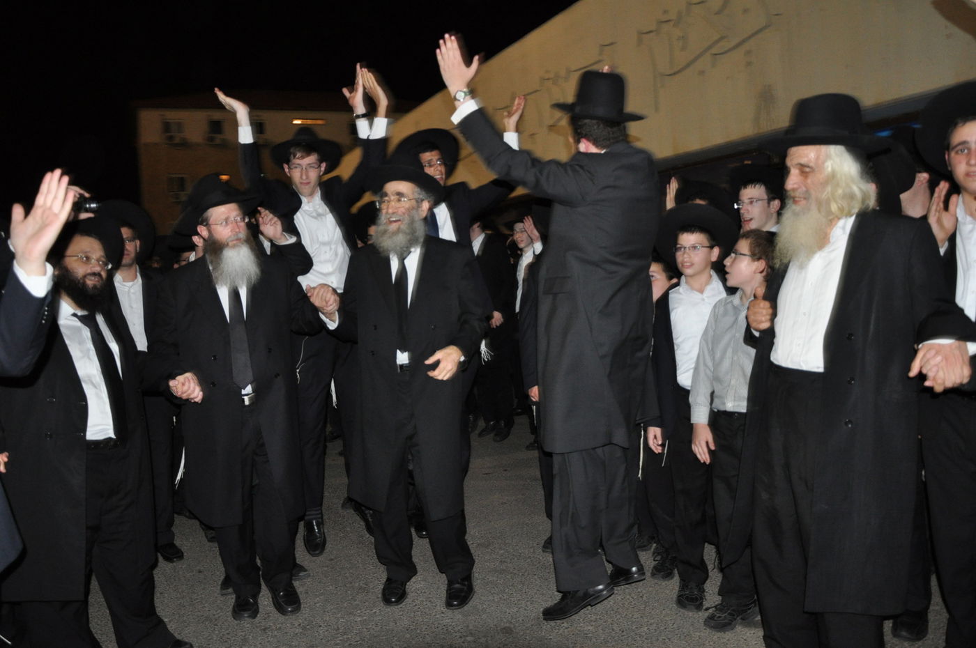 תיעוד: הכנסת ספר תורה בפוניבז'