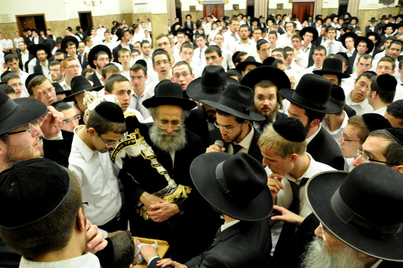 תיעוד: הכנסת ספר תורה בפוניבז'