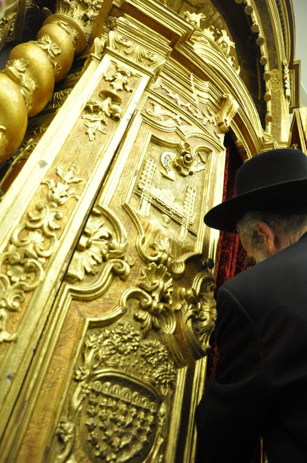 תיעוד: הכנסת ספר תורה בפוניבז'