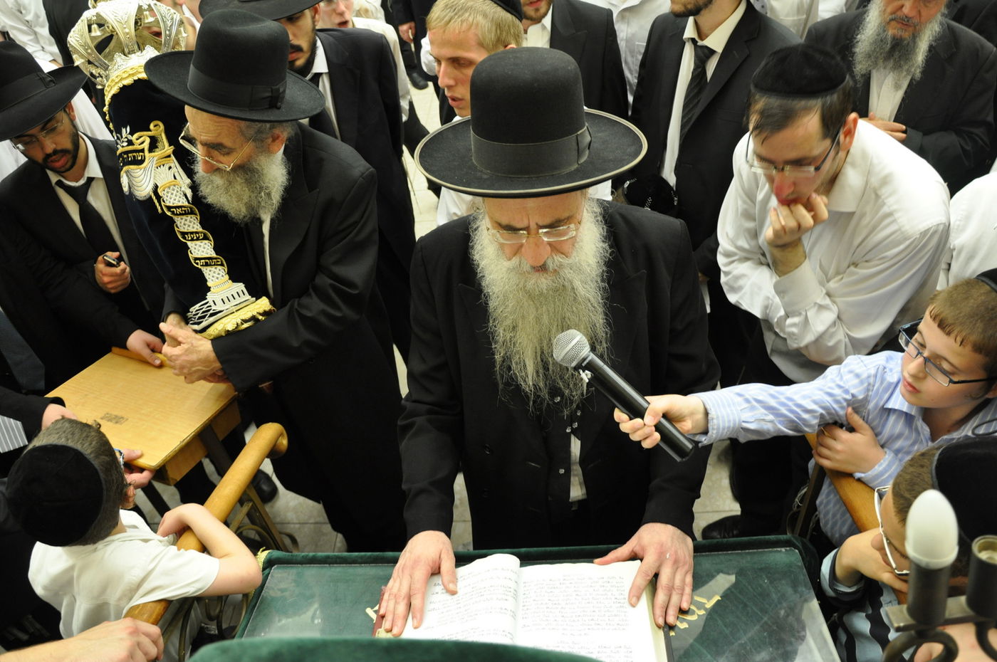 תיעוד: הכנסת ספר תורה בפוניבז'