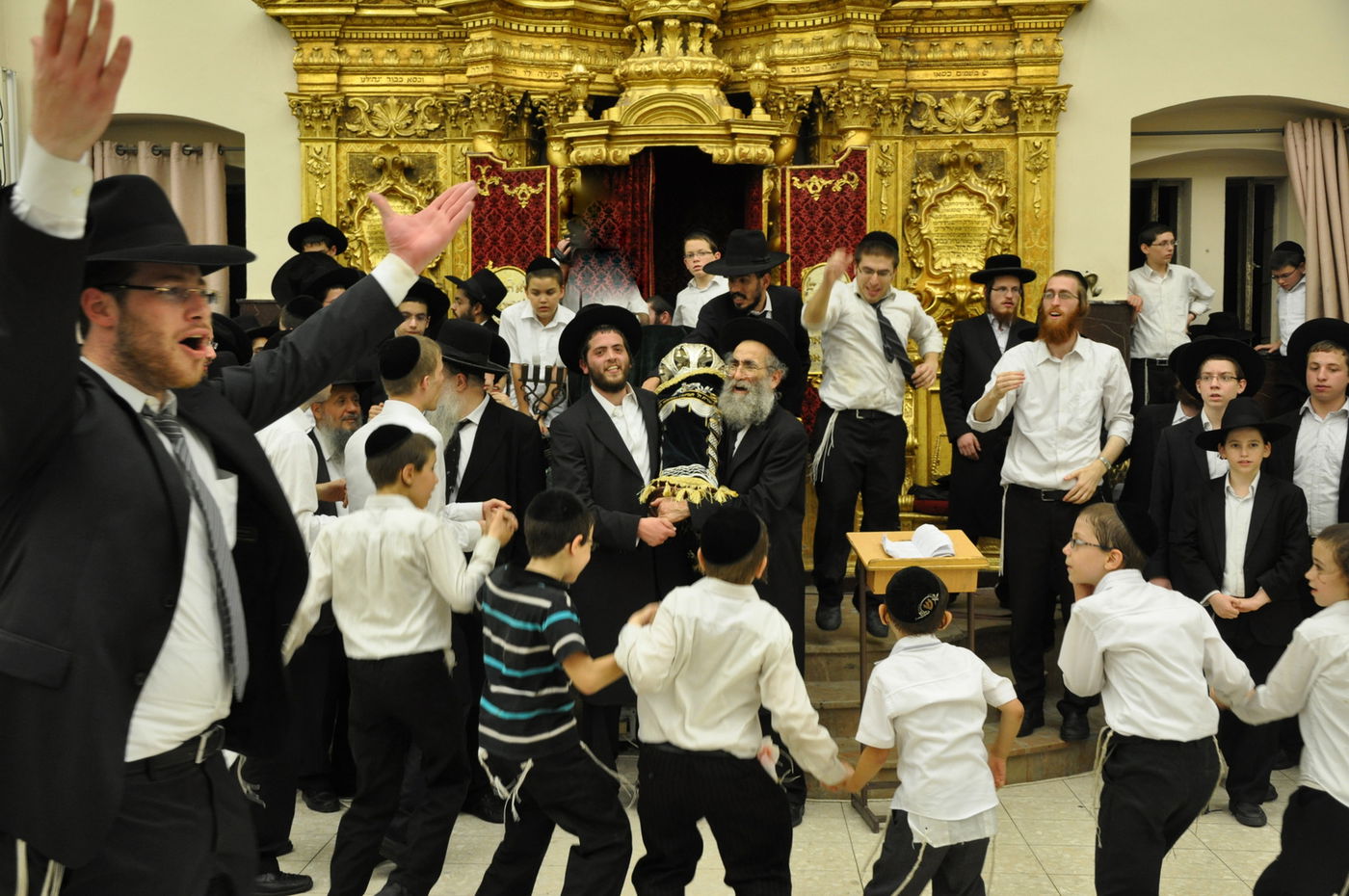 תיעוד: הכנסת ספר תורה בפוניבז'