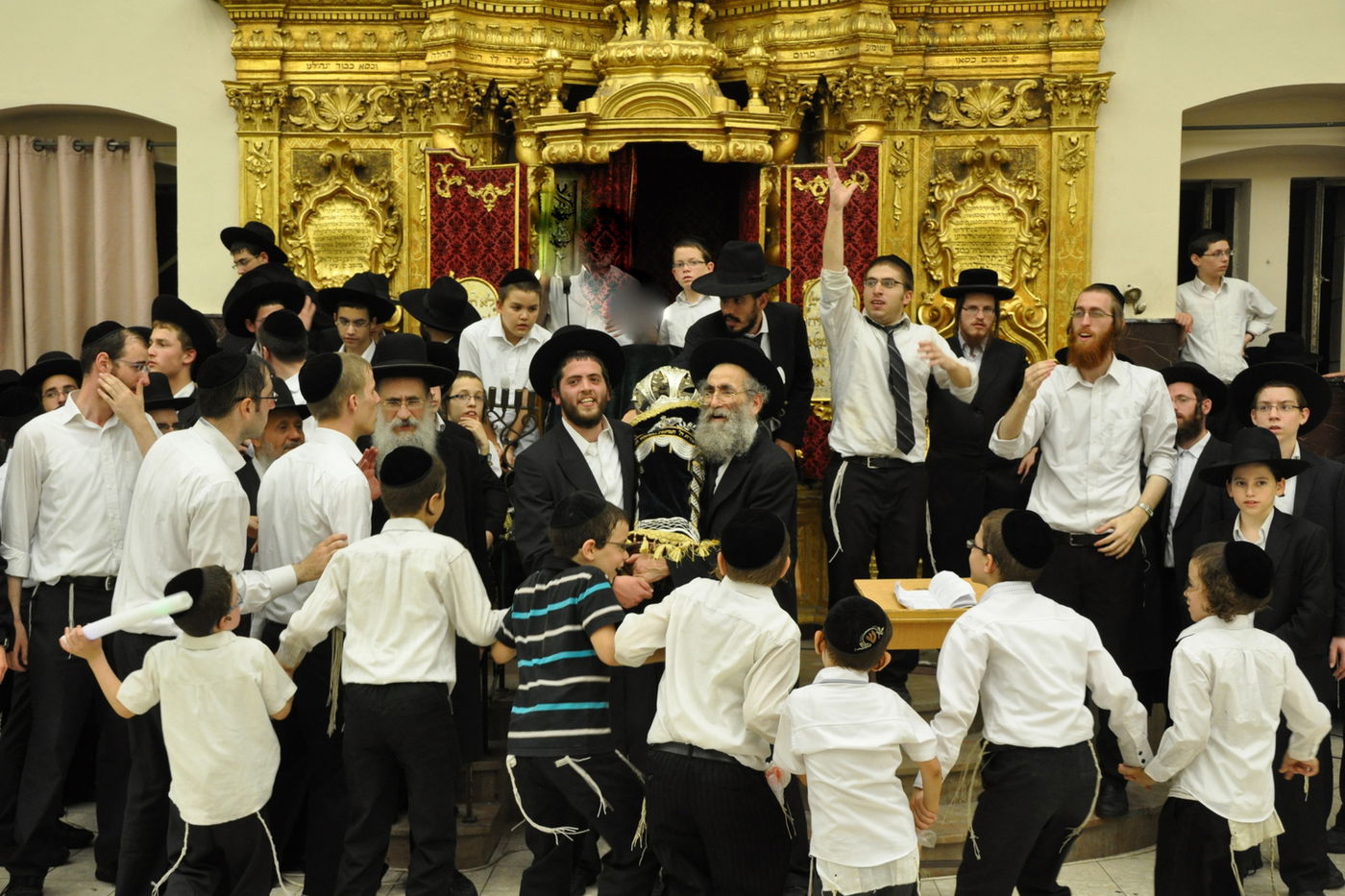 תיעוד: הכנסת ספר תורה בפוניבז'