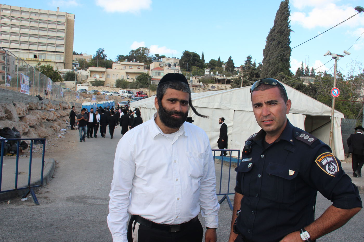 מנהל האתר נורי חנניה לצד מפקד המשטרה פאדי חלאב