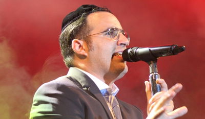 צפו: שוואקי מקדיש שיר לרפואת הרב חיים עובדיה יוסף