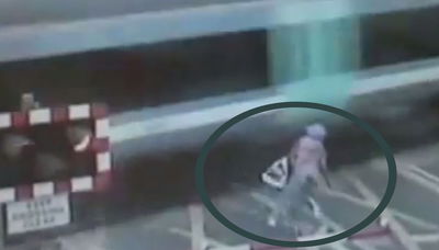 רוכבת האופנים, מתוך הסרטון של משטרת בריטניה