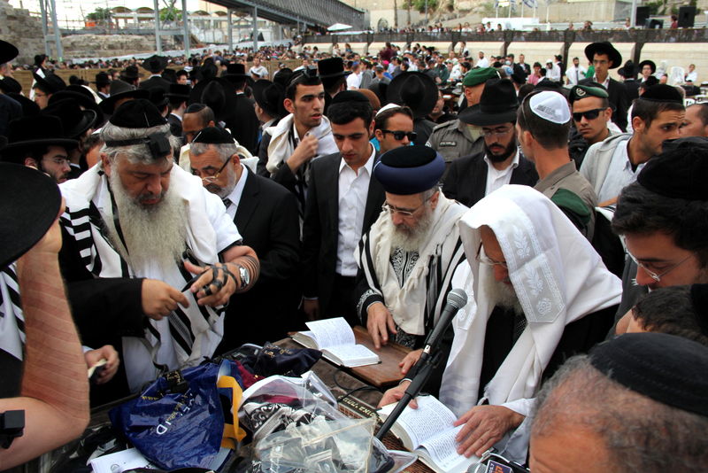 צפו: הראשון-לציון הרב יצחק יוסף מתפלל על אביו