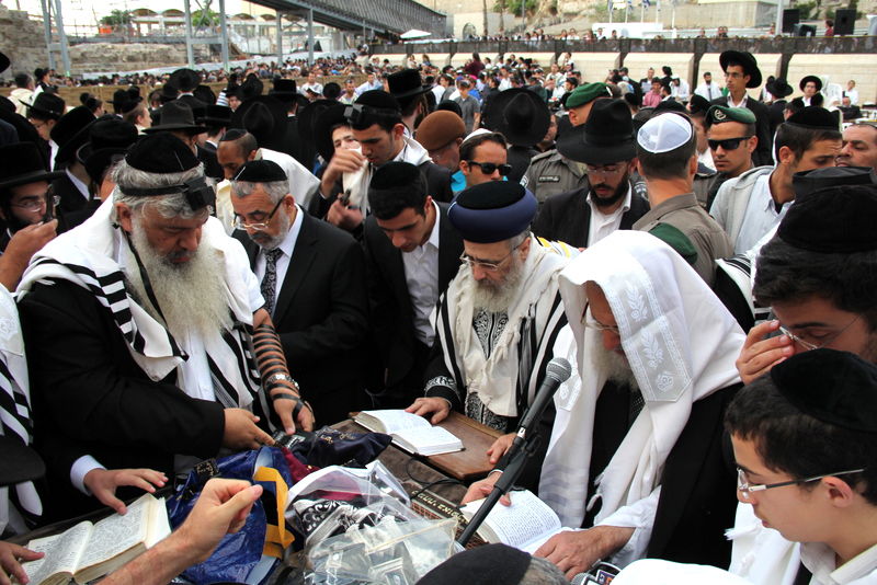 צפו: הראשון-לציון הרב יצחק יוסף מתפלל על אביו