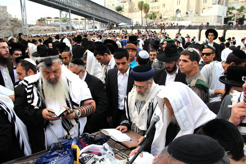 צפו: הראשון-לציון הרב יצחק יוסף מתפלל על אביו