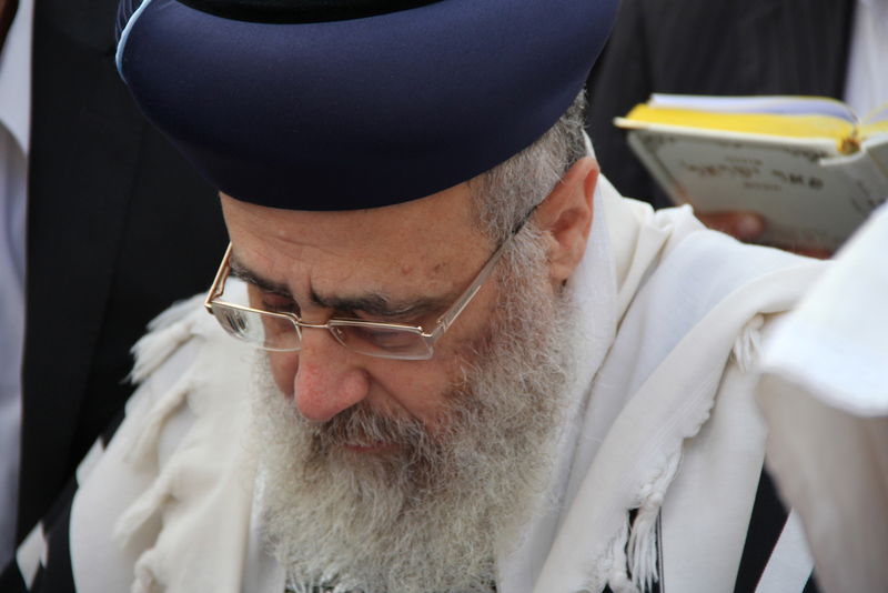 צפו: הראשון-לציון הרב יצחק יוסף מתפלל על אביו