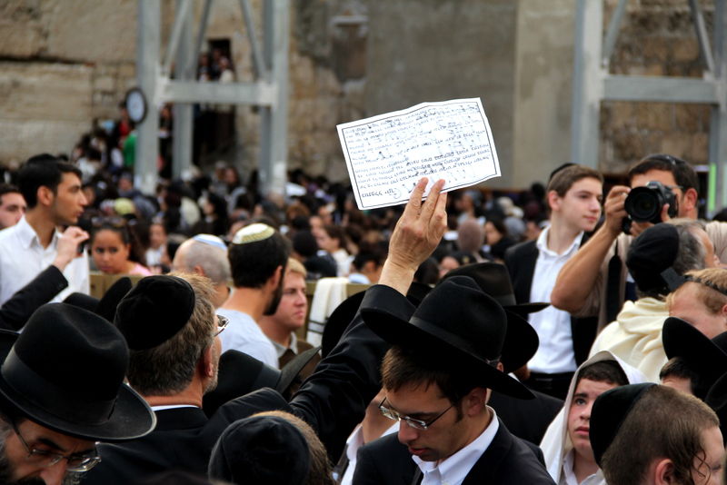 צפו: הראשון-לציון הרב יצחק יוסף מתפלל על אביו