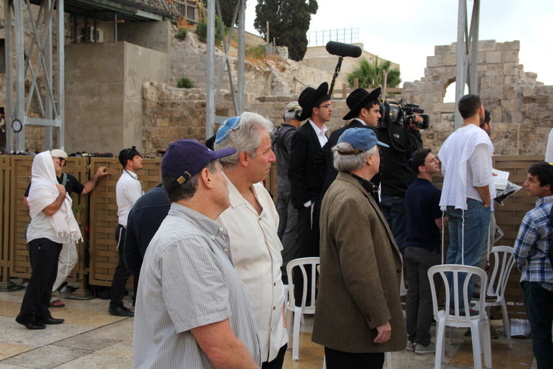צפו: הראשון-לציון הרב יצחק יוסף מתפלל על אביו