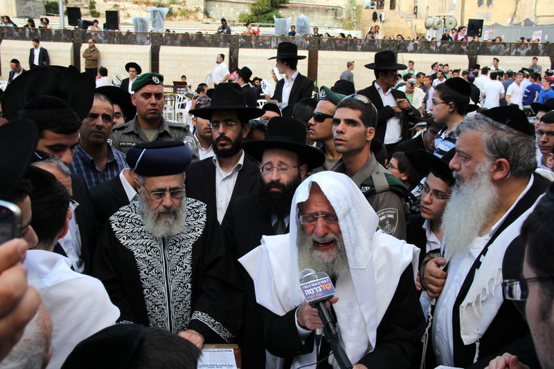 צפו: הראשון-לציון הרב יצחק יוסף מתפלל על אביו