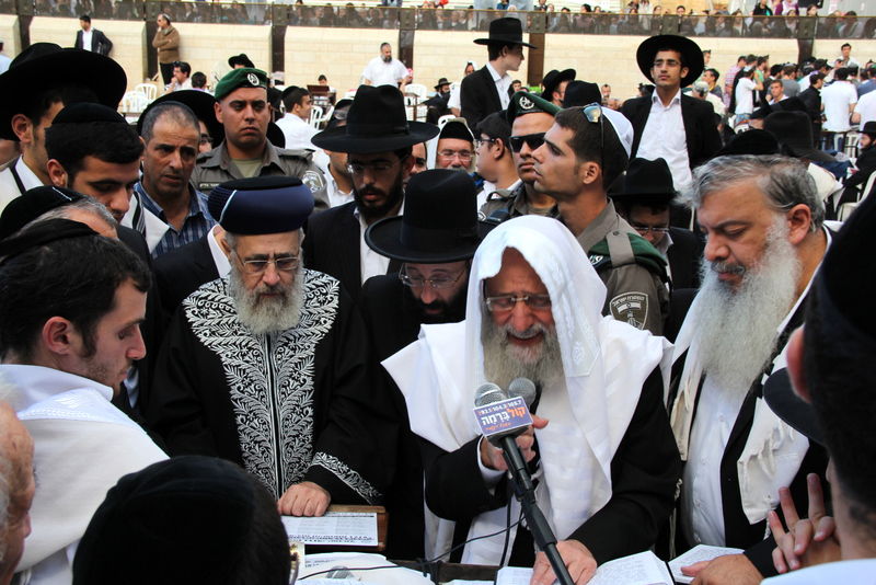 צפו: הראשון-לציון הרב יצחק יוסף מתפלל על אביו