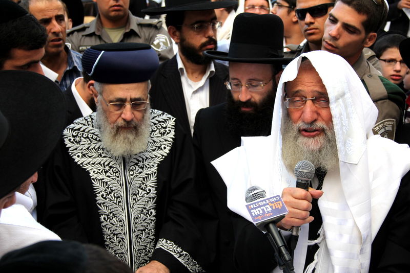 צפו: הראשון-לציון הרב יצחק יוסף מתפלל על אביו