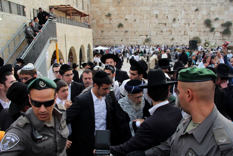 צפו: הראשון-לציון הרב יצחק יוסף מתפלל על אביו