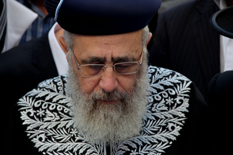 צפו: הראשון-לציון הרב יצחק יוסף מתפלל על אביו