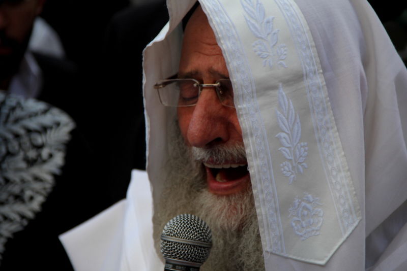 צפו: הראשון-לציון הרב יצחק יוסף מתפלל על אביו