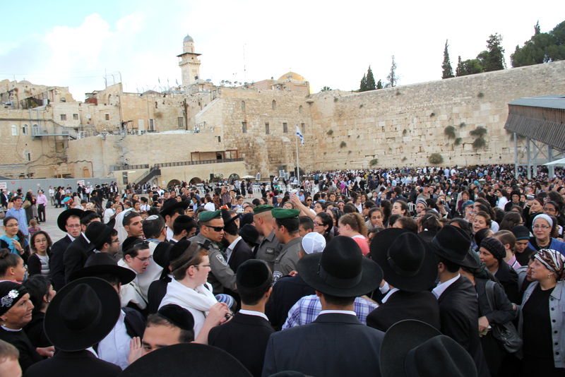 צפו: הראשון-לציון הרב יצחק יוסף מתפלל על אביו