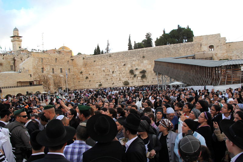 צפו: הראשון-לציון הרב יצחק יוסף מתפלל על אביו
