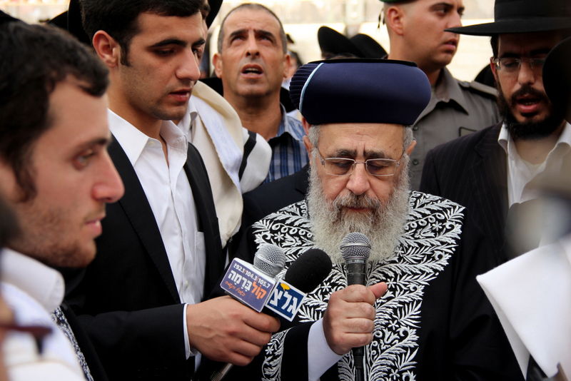 צפו: הראשון-לציון הרב יצחק יוסף מתפלל על אביו